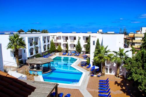 una vista aérea de un hotel con piscina en Lyda Hotel, en Gouves