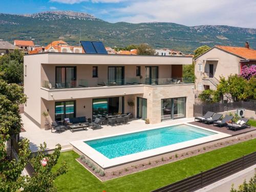 Villa Prima Lux - Four Bedroom Villa with Pool