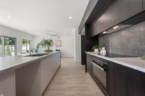 Η κουζίνα ή μικρή κουζίνα στο St Crispins Villa 1 with private heated Pool