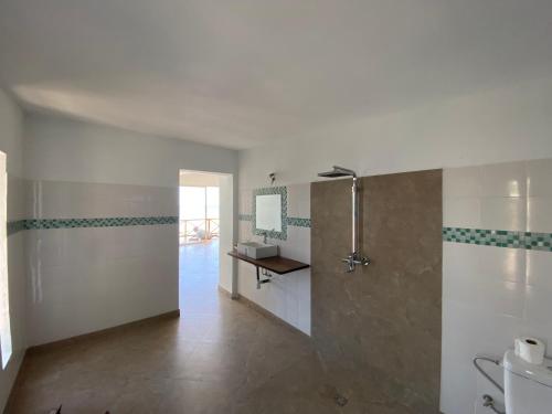 Ένα μπάνιο στο Villa Lola