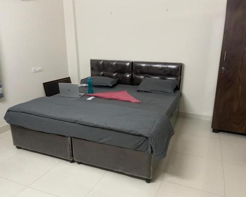 Ένα ή περισσότερα κρεβάτια σε δωμάτιο στο KSR INN Luxury Suites & Service Appartments