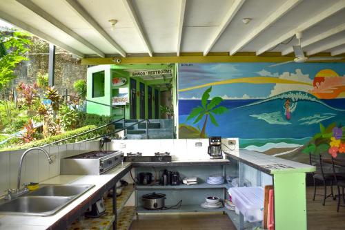 Kuchyň nebo kuchyňský kout v ubytování Manuel Antonio Hostel