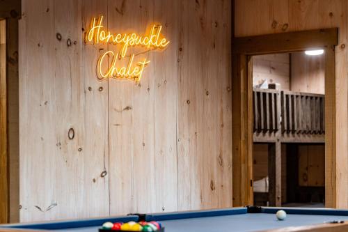 Τραπέζι μπιλιάρδου στο Honeysuckle Chalet - Luxe Mountain Chalet - Hot Tub, Wi-Fi, Pool Table, Party Deck, Fire Pit - 15 mins to Blue Ridge!