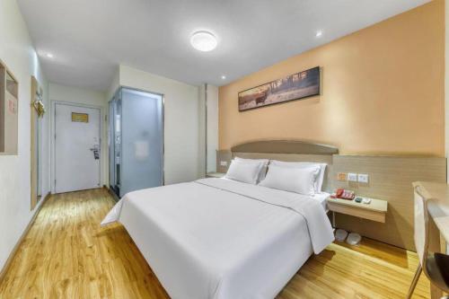 Ένα ή περισσότερα κρεβάτια σε δωμάτιο στο 7 Days Inn Ya'an Langqiao Pedestrian Street Center