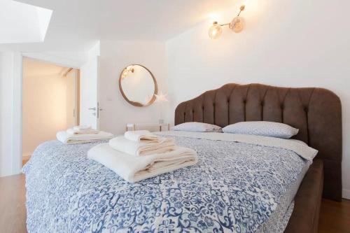 ウルラにあるUrla Surf House Dublex Rooftop Terrace Two Bedroomsのタオルが敷かれたベッドのある寝室