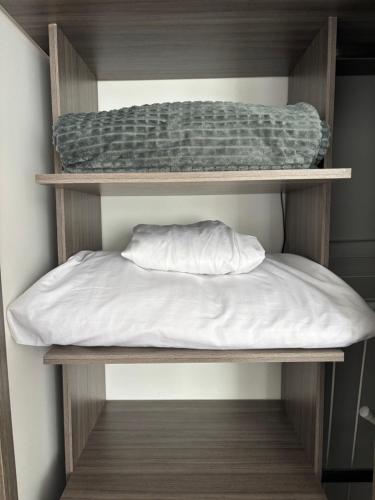 1 cama en una estantería de madera en una habitación en Casa del ocaso con parking, en Armenia