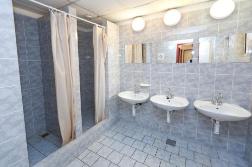 Baño con 2 lavabos y espejo en Hostel Sinkule, en Praga