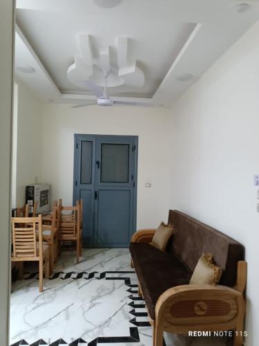 a living room with a couch and a table at شقق فندقية تشطيب سوبر لوكس in Mît Khamîs