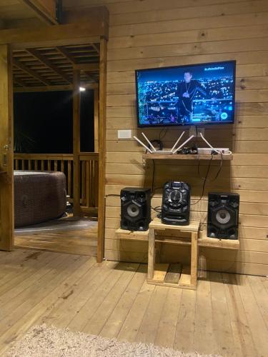 a living room with a tv and some speakers at Hermoso chalet en marinilla in Marinilla