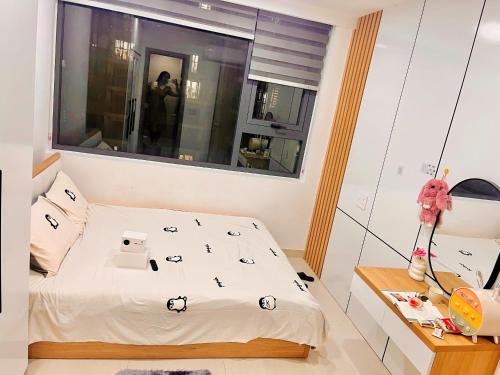 a small bedroom with a bed and a window at Châu Giang Homestay, Nera Garden Huế in Thôn Văn Dương