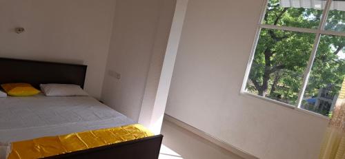 Postel nebo postele na pokoji v ubytování Araliya inn