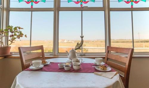 una mesa de comedor con una jirafa en la ventana en Bru Chlann Lir, en Belmullet