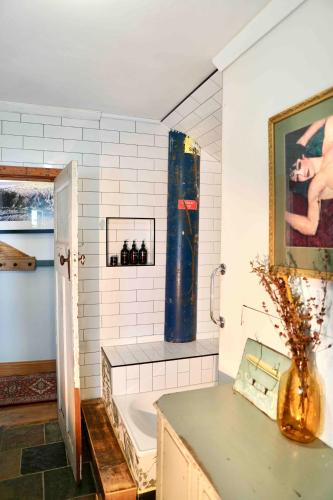 a bathroom with a sink and a bath tub at CIRQUE 5 - Two bedroom alpine lodge in Merrijig