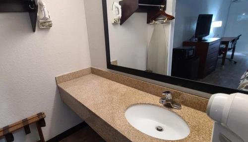 Ένα μπάνιο στο Red Roof Inn Florence, SC