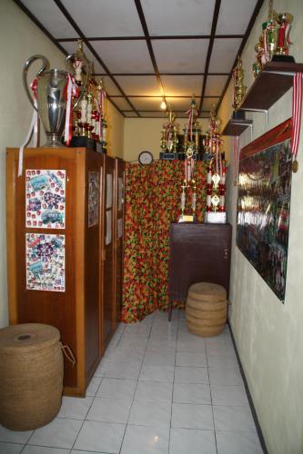 a hallway with medals and trophies in a room at Homestay Galpera Papua in Jayapura
