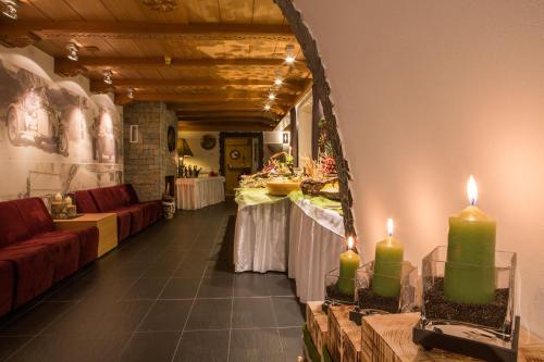 a room with two green candles on a table at Hotel Rezia in La Villa