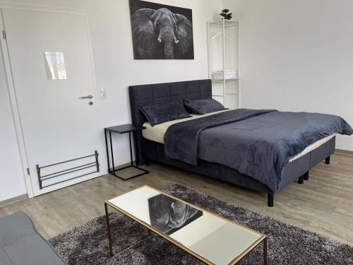 a bedroom with a bed and a coffee table at Cozy room 500 m to uni-Kassel in Kassel