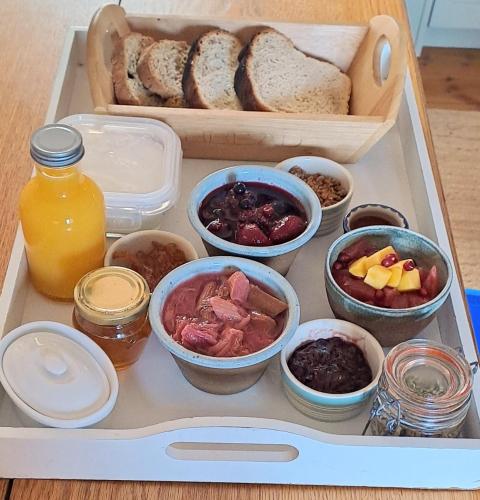 een lunchbox met brood en verschillende soorten eten bij Bryn Teg Barn in Dyffryn