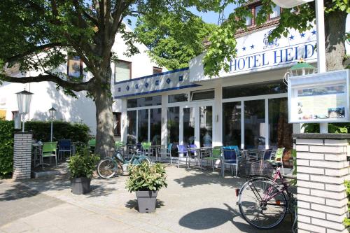 un bâtiment avec des vélos garés à l'extérieur d'un restaurant dans l'établissement Hotel Heldt, à Brême