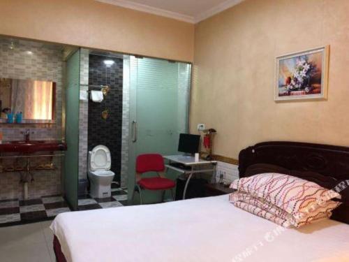 a bedroom with a bed and a bathroom with a toilet at Lianyungang Jianyuan Hotel in Nancheng