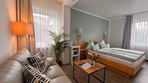 Postel nebo postele na pokoji v ubytování Hotel Pension Haus Talblick Edersee