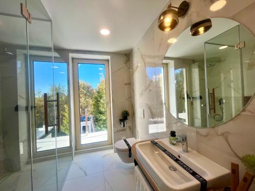 a bathroom with a sink and a mirror at Apartmán PLÁŇ Vesna Resort in Vysoké Tatry