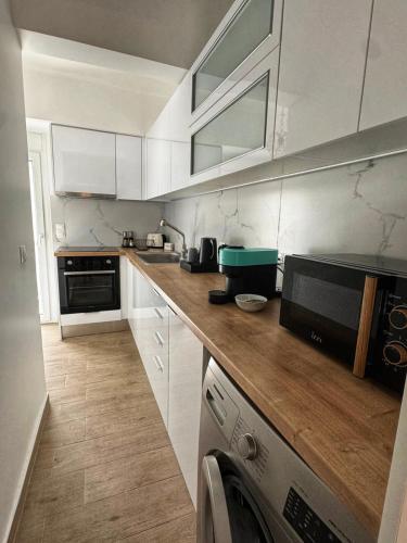 Modern Athens Escape - Queen Bed & Metro Access