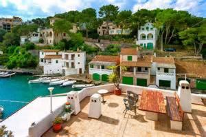 een uitzicht op een haven met boten in het water bij Hostal Can Jordi in Cala Figuera