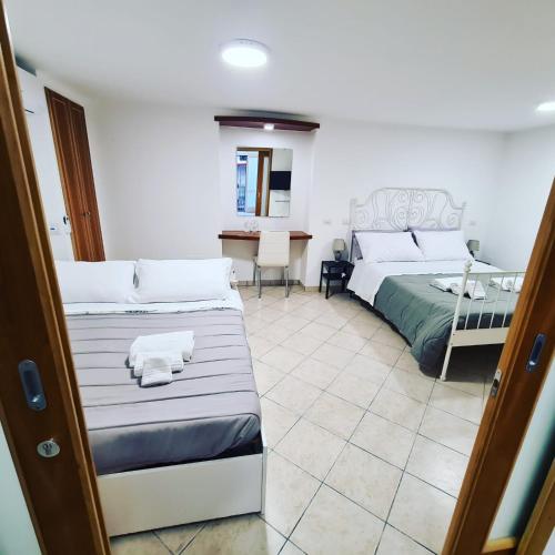 una camera da letto con due letti e un tavolo di Casa Mia al Plebiscito a Napoli