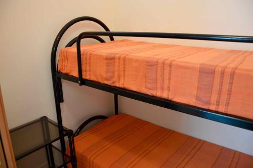 Krevet ili kreveti na kat u jedinici u objektu Villa Achillea - villetta con jacuzzi privata e piscina condominiale