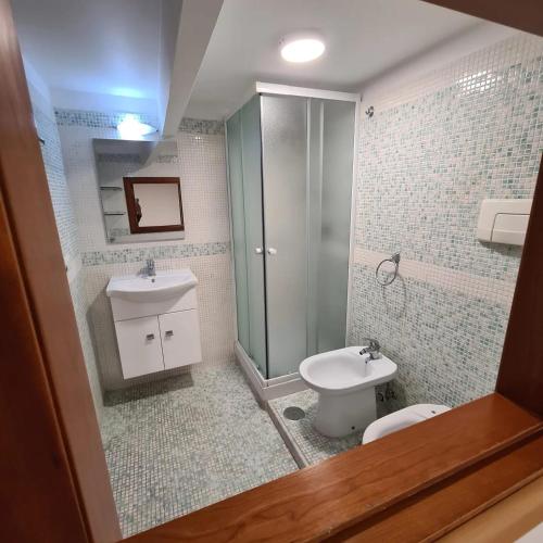 un bagno con un water e un lavandino di Casa Mia al Plebiscito a Napoli