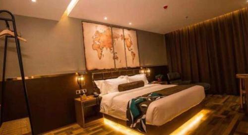 a bedroom with a large bed in a room at James Joyce Coffetel·Kaifeng Drum Tower in Kaifeng
