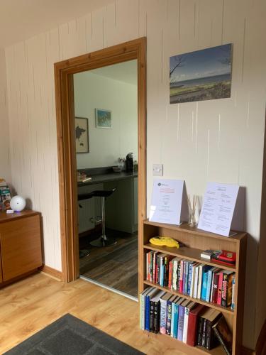 una stanza con specchio e libreria con libri di Relaxing Retreat on the Stunning Ards Peninsular a Millisle