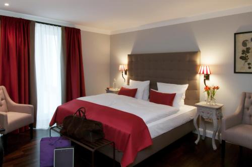 Een bed of bedden in een kamer bij Hotel im Hof