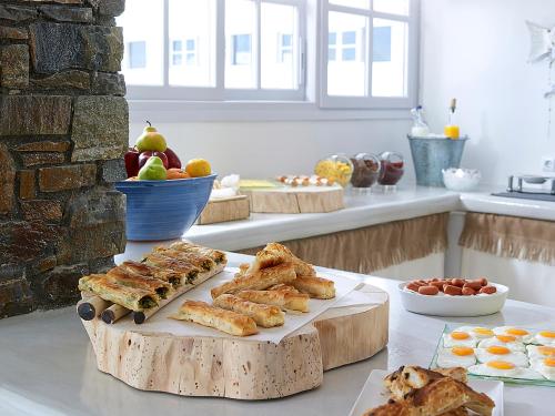 una mesa cubierta con diferentes tipos de comida en un mostrador en Kythnos Bay Hotel en Loutra