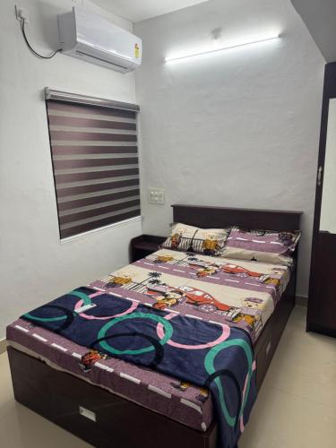 une petite chambre avec un lit dans une pièce dans l'établissement Golden Heights Apartments, à Trivandrum