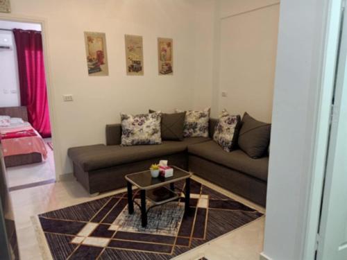 a living room with a couch and a table at شاليه بالساحل الشمالى قرية نيو كوست الكيلو 77 قبلى الطريق بشاطىء خاص in El Alamein