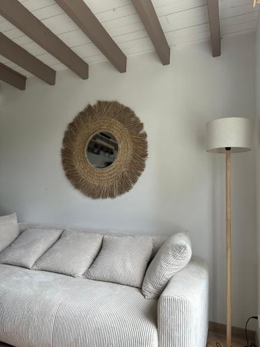 - un salon avec un canapé blanc et un miroir dans l'établissement Lenvolee paysanne, à Vauchamps