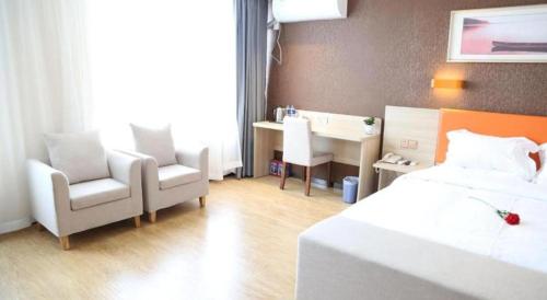 a bedroom with a bed and a desk and a chair at 7 Days Premium Yancheng Dafeng Zhongjiao Meilu City in Yancheng