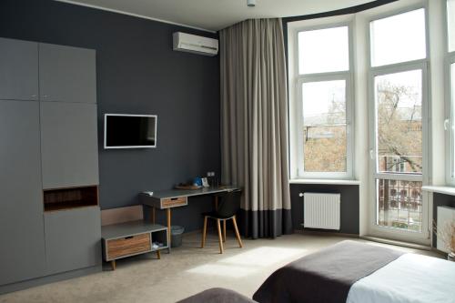 TV a/nebo společenská místnost v ubytování Poet Art Hotel