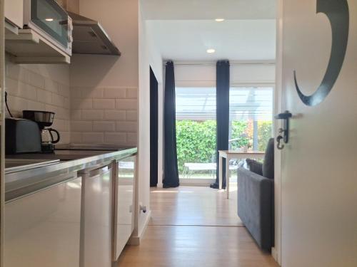 Dapur atau dapur kecil di Acero y Piedra Apartamentos con jardín privado