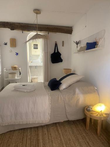 une chambre avec un lit et une fenêtre dans l'établissement mon petit nid cosy, à San-Martino-di-Lota