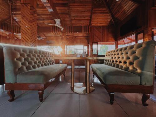 a dining room with two chairs and a table at Appas Hotel in Bīr