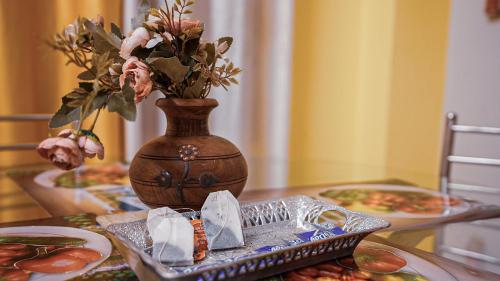 バラナシにある10 Ideal Luxury Stay AC 2BHKの花瓶