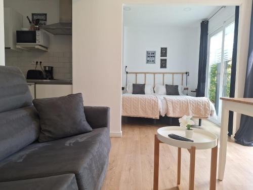 Ruang duduk di Acero y Piedra Apartamentos con jardín privado