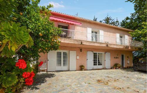 une maison avec un balcon sur le côté dans l'établissement Pet Friendly Apartment In Furiani, à Furiani