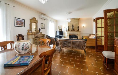 un salon avec une table et des chaises dans l'établissement Pet Friendly Apartment In Furiani, à Furiani