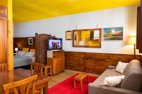 a living room with a couch and a table at la porta di destra in Foiano della Chiana