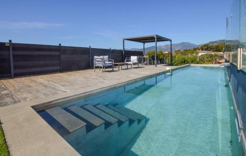 une piscine au sommet d'un immeuble dans l'établissement Villa Spacieuse Proche Plages, à Vardiola