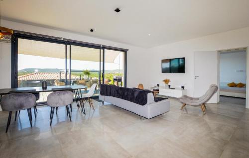 un salon avec un canapé, une table et des chaises dans l'établissement Villa Spacieuse Proche Plages, à Vardiola